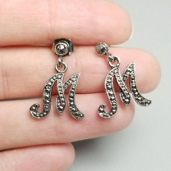 Vintage Avon M Monogram Letter Dangle Charm Stud Earrings, Silver Tone Initials - Picture 1 of 7